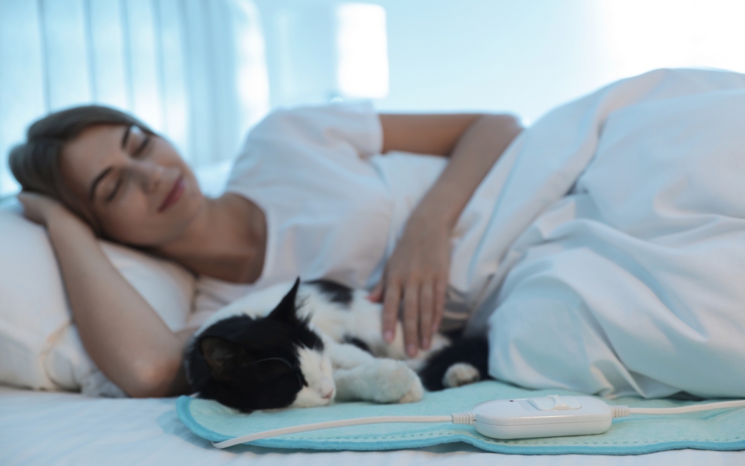 Κοιμάσαι με τη γάτα ή τον σκύλο σου; Η επιστήμη απαντά αν κάνεις καλά ή όχι