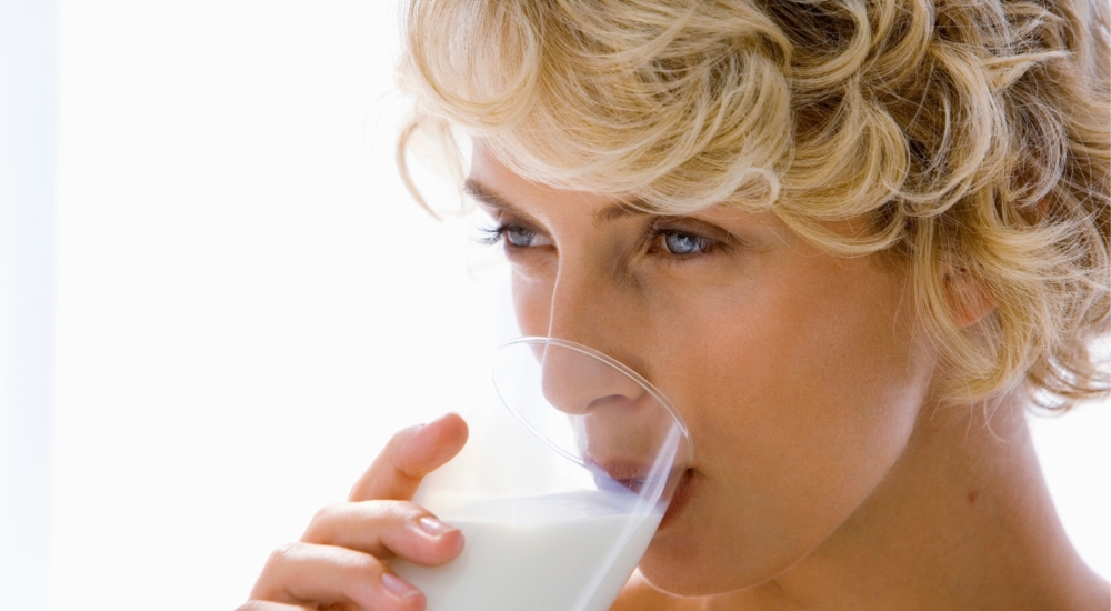 Συνδέεται πράγματι το γάλα με την ακμή; Όλα όσα πρέπει να γνωρίζεις