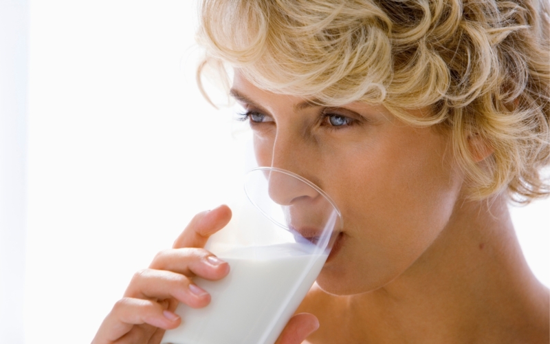 Συνδέεται πράγματι το γάλα με την ακμή; Όλα όσα πρέπει να γνωρίζεις