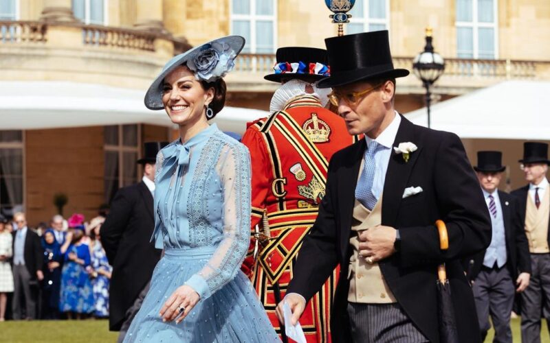 Ποιος είναι ο λόγος που η Kate Middleton, ο Prince William και τα παιδιά τους φορούν μπλε χρώμα