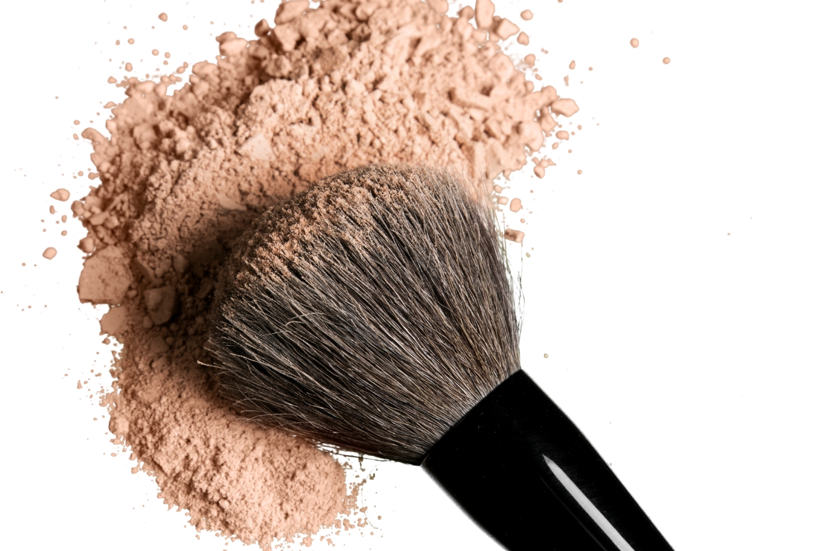 Setting Powder vs Finishing Powder: Ποια πούδρα είναι ιδανική για το μακιγιάζ σου
