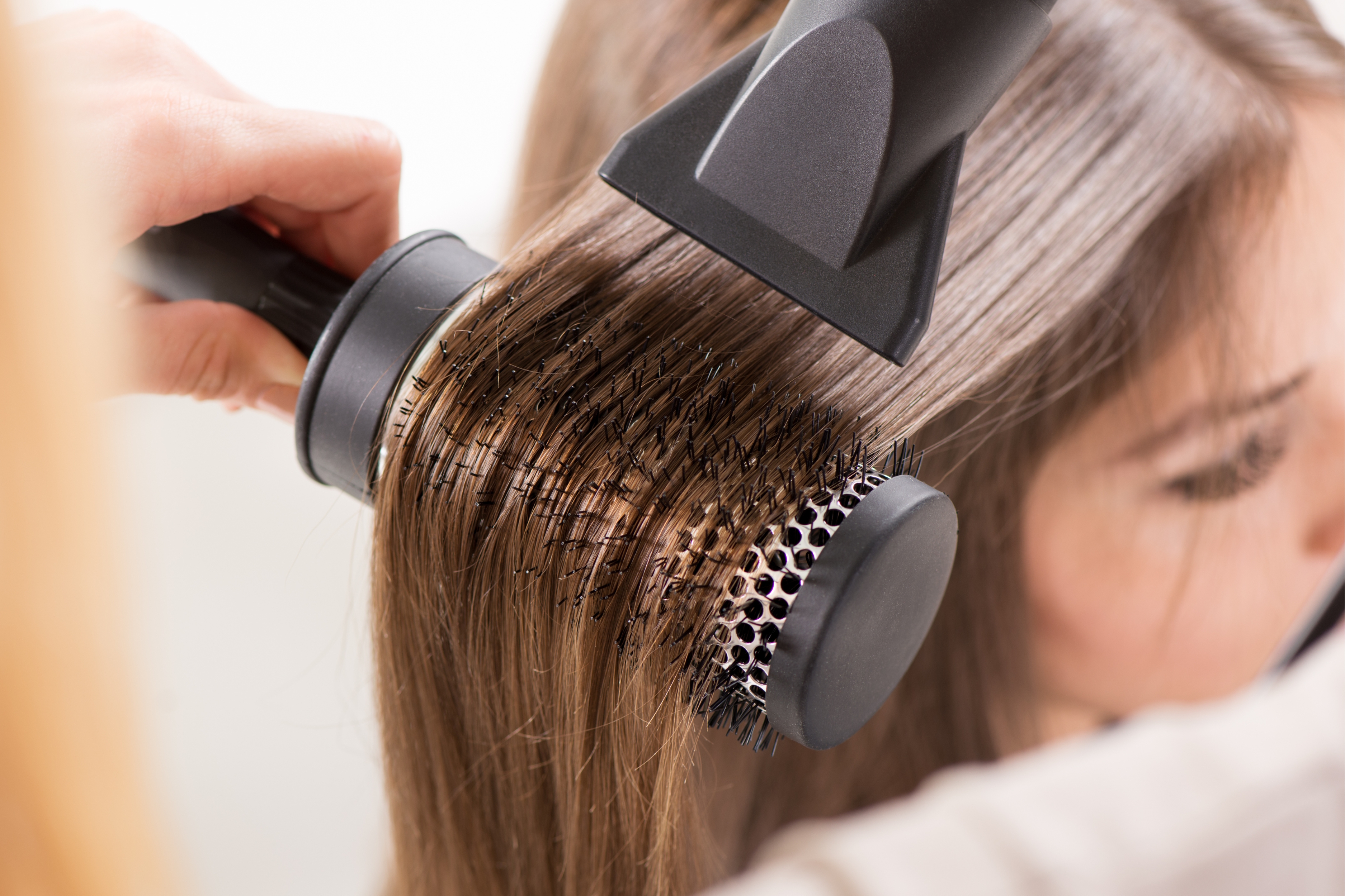 Αφήνεις τα μαλλιά σου να στεγνώσουν φυσικά ή χρησιμοποιείς πιστολάκι; Δες ποια μέθοδος είναι καλύτερη