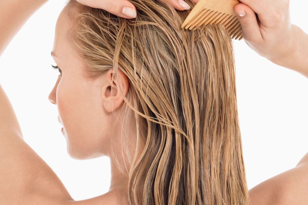 Θα εφάρμοζες ποτέ έλαιο κρεμμυδιού στα μαλλιά; Δες γιατί έχει γίνει viral στο TikTok