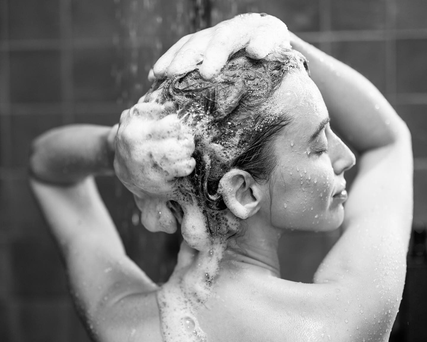 4 κινήσεις φροντίδας που βελτιώνουν την εικόνα των μαλλιών μετά το λούσιμο