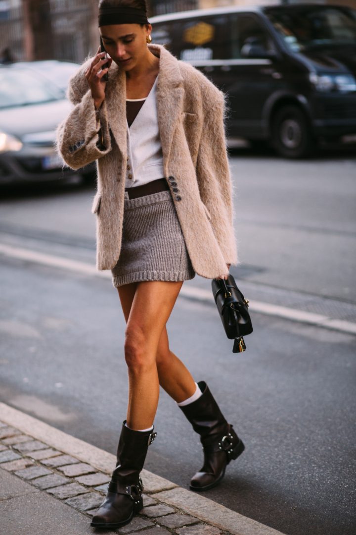Πώς να φορέσεις μαύρες μπότες το φθινόπωρο-χειμώνα 2023 σύμφωνα με τα street style girls