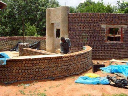 Οι Νιγηριανοί χτίζουν αντισεισμικά σπίτια από πλαστικά μπουκάλια