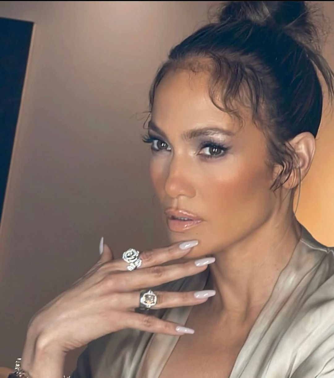 Chai Latte Chic: Η JLo μας δίνει το απόλυτο nail inspo του φθινοπώρου κατευθείαν από το NYFW