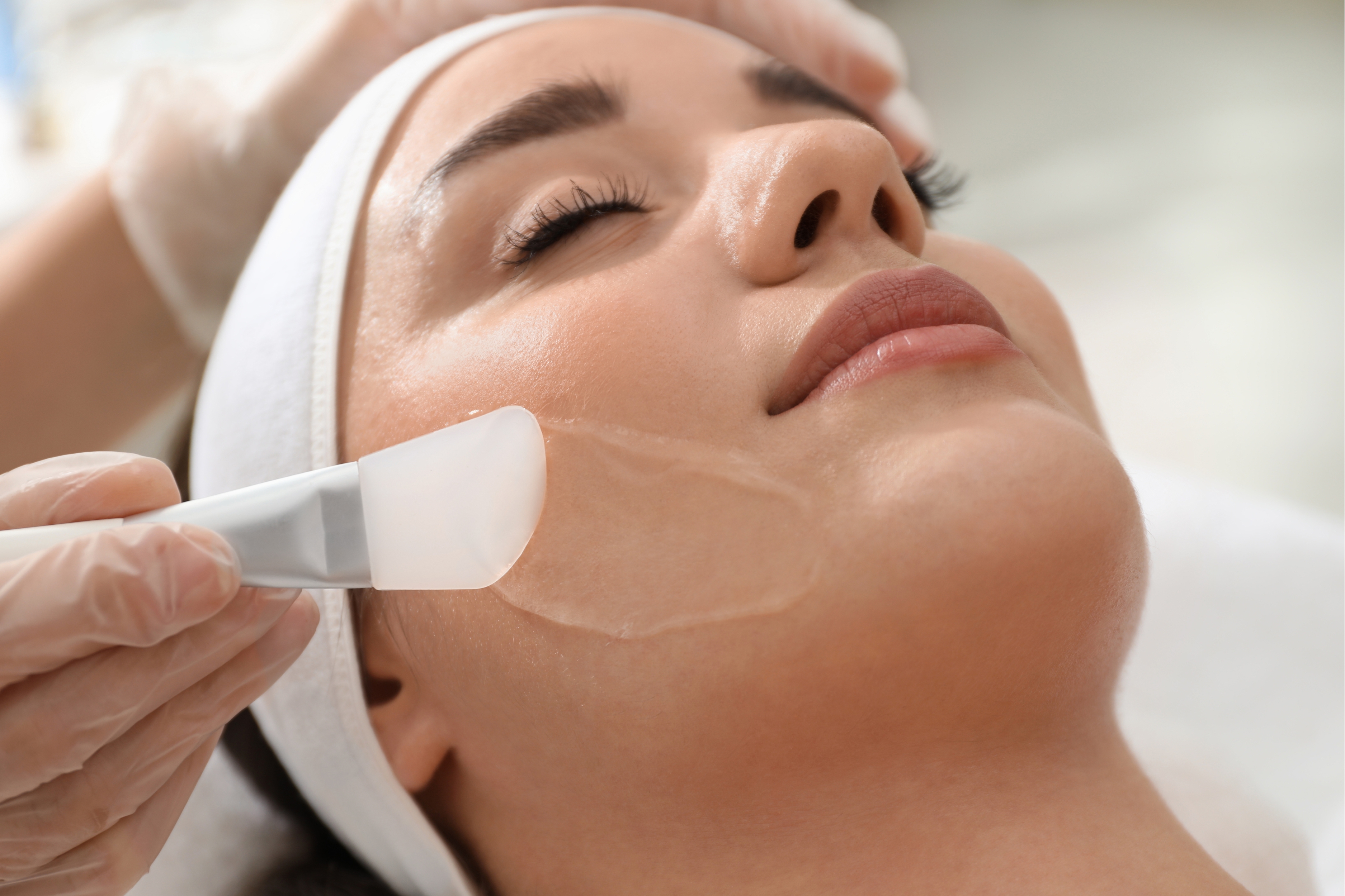 Face peeling: Πώς να κάνεις μόνη με ασφάλεια και αποτελεσματικότητα απολέπιση προσώπου