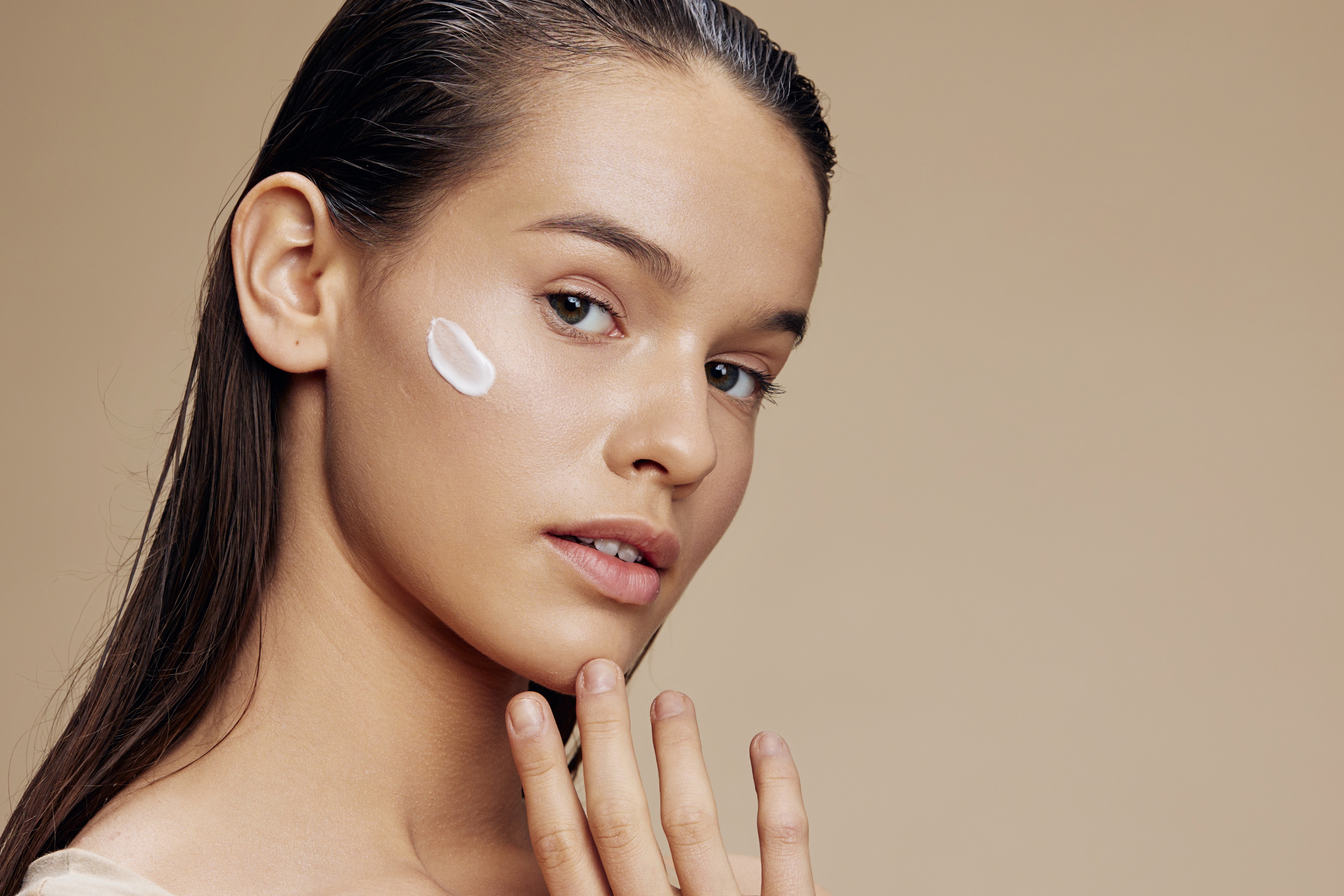 Face peeling: Πώς να κάνεις μόνη με ασφάλεια και αποτελεσματικότητα απολέπιση προσώπου