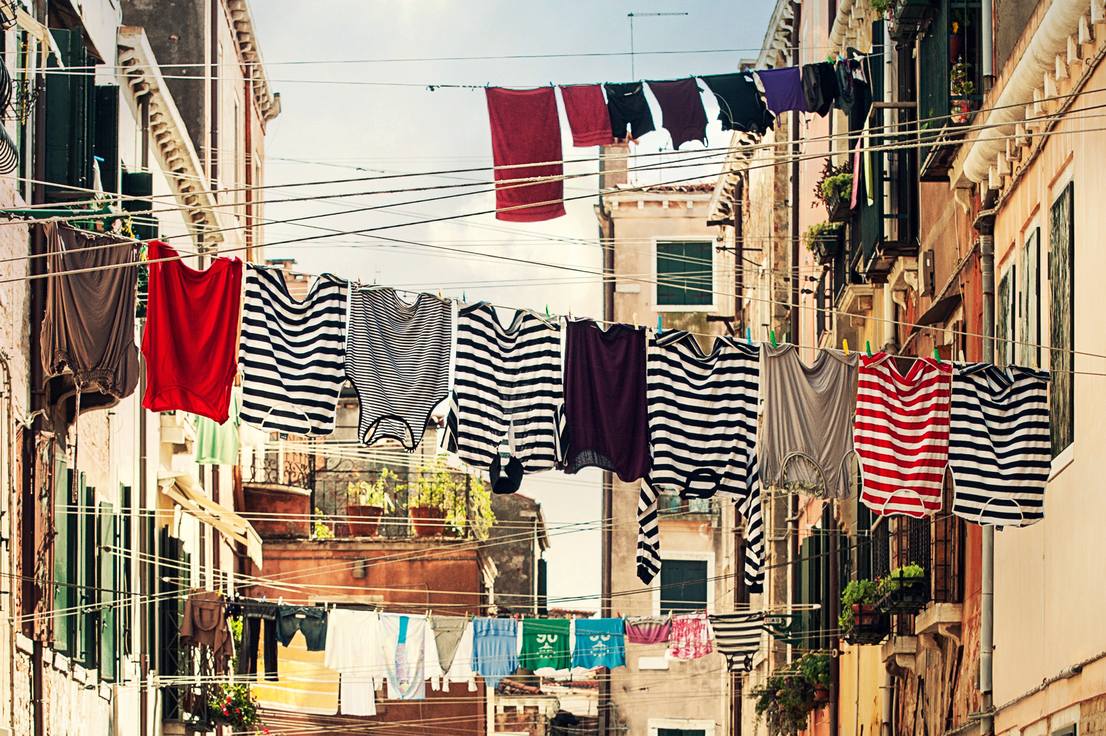 Τι είναι το λάδι πλυντηρίου και πόσο ανάγκη το έχουν τα ρούχα σου 