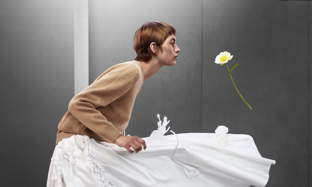 Τα φθινοπωρινά λουλούδια της Prada γίνονται αγωγοί συναισθημάτων