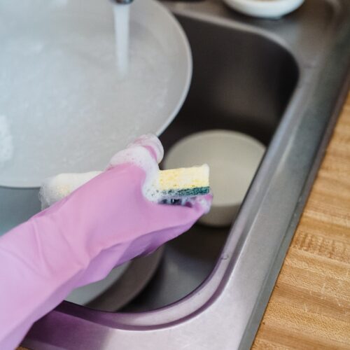 Πότε πρέπει να αλλάξεις το σφουγγάρι που καθαρίζεις στην κουζίνα και το μπάνιο