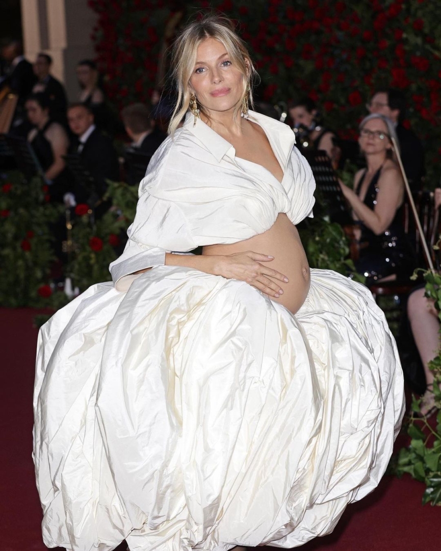 Η Sienna Miller με υπέροχη δημιουργία Schiaparelli αποκαλύπτει τη δεύτερη εγκυμοσύνη της