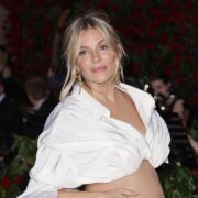 Η Sienna Miller με υπέροχη δημιουργία Schiaparelli αποκαλύπτει τη δεύτερη εγκυμοσύνη της