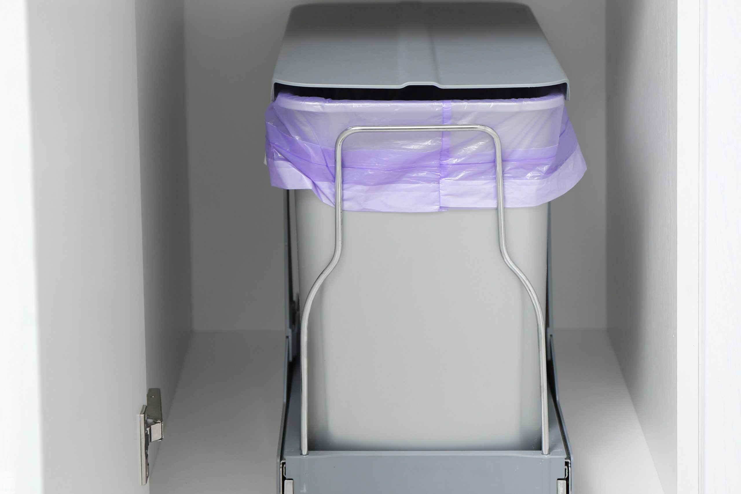 O εύκολος τρόπος να τοποθετείς άψογα σε χρόνο dt τη σακούλα σκουπιδιών στον κάδο