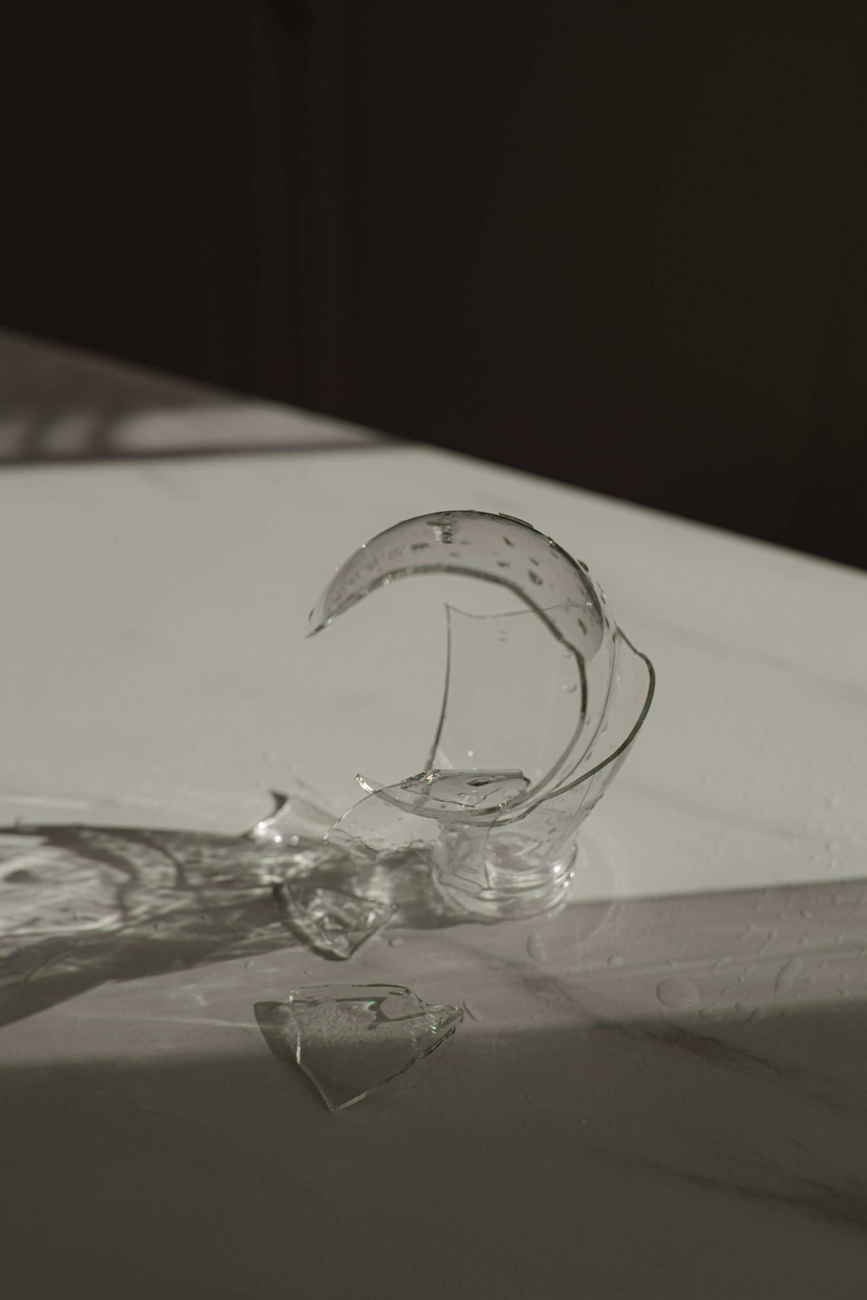 Μπορείς να σκουπίσεις με ηλεκτρική σκούπα σπασμένο γυαλί; Δες τι πρέπει να προσέξεις