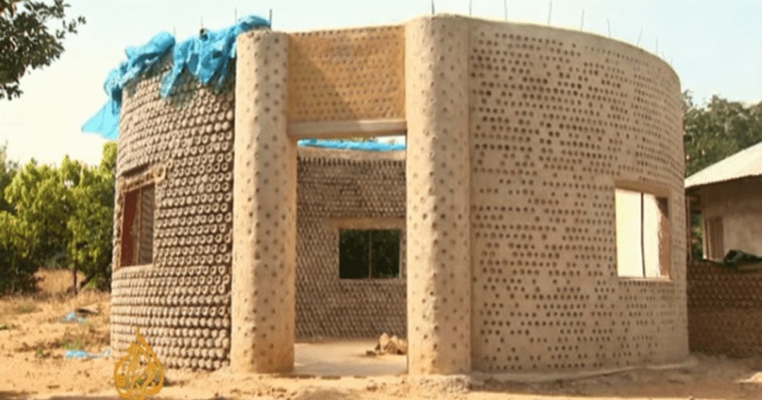 Οι Νιγηριανοί χτίζουν αντισεισμικά σπίτια από πλαστικά μπουκάλια