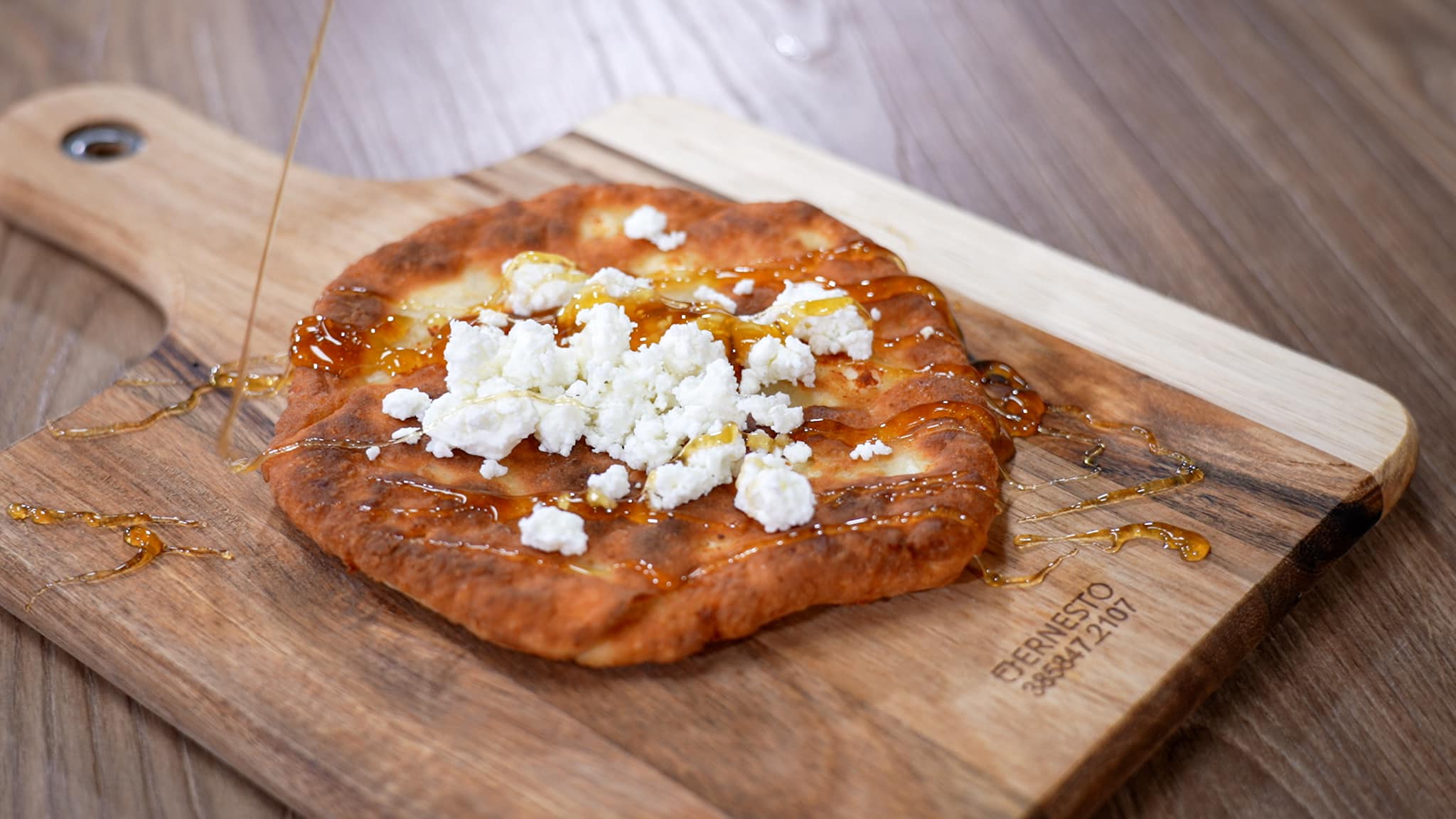 Θέλεις να φας γρήγορα κάτι νόστιμο; Φτιάξε αφράτα τυροπιτάκια με 3 μόνο υλικά