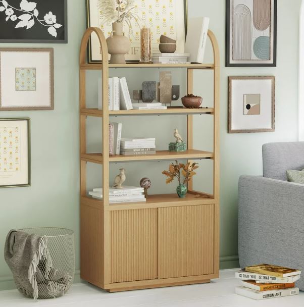 Ναι, όλες θέλουμε τη βιβλιοθήκη από τη νέα συλλογή επίπλων της Drew Barrymore