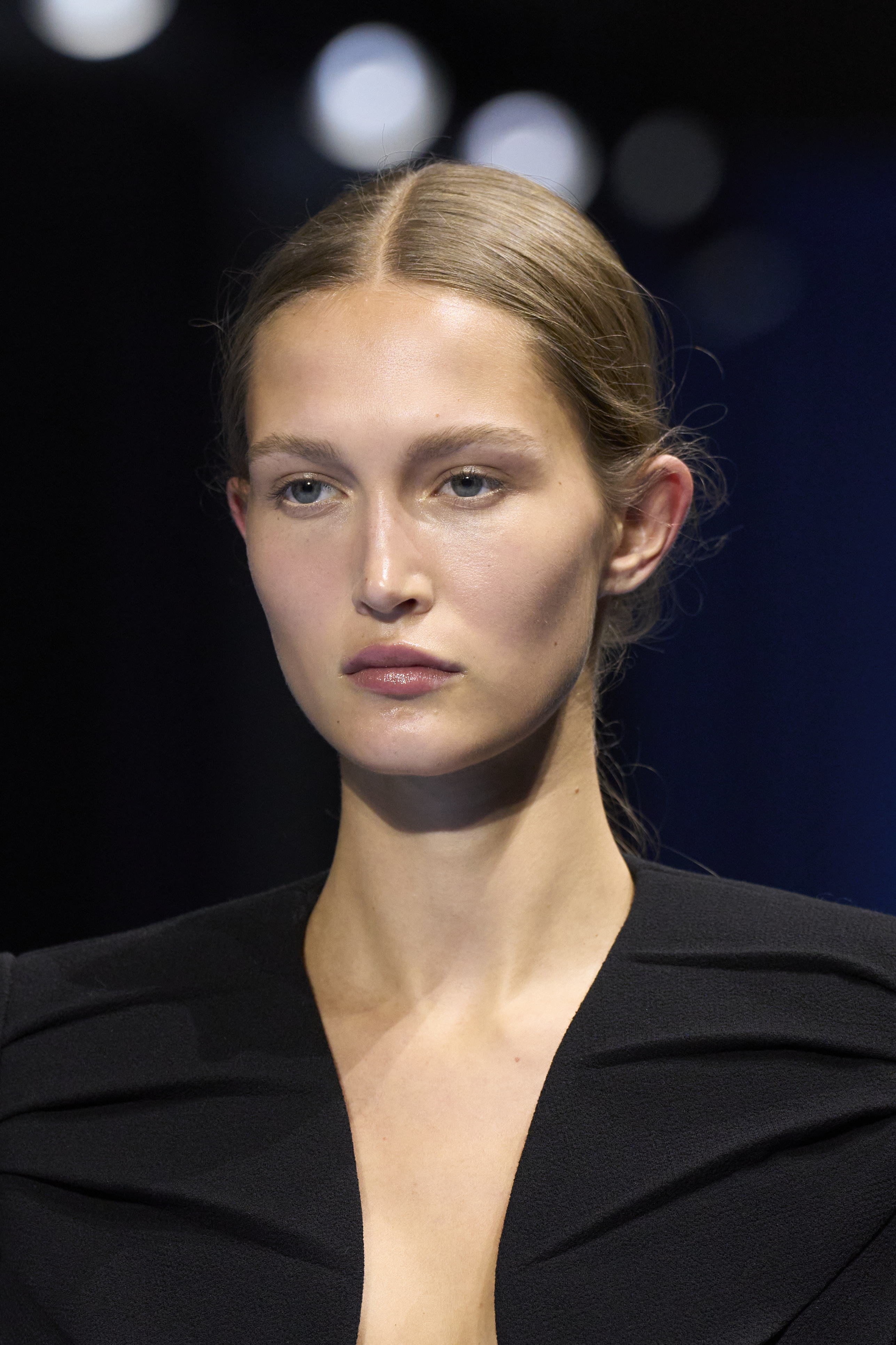 Τα χαμηλά ponytails του Paris Fashion Week θα δώσουν stylish χαρακτήρα στα μαλλιά μας την άνοιξη του '24