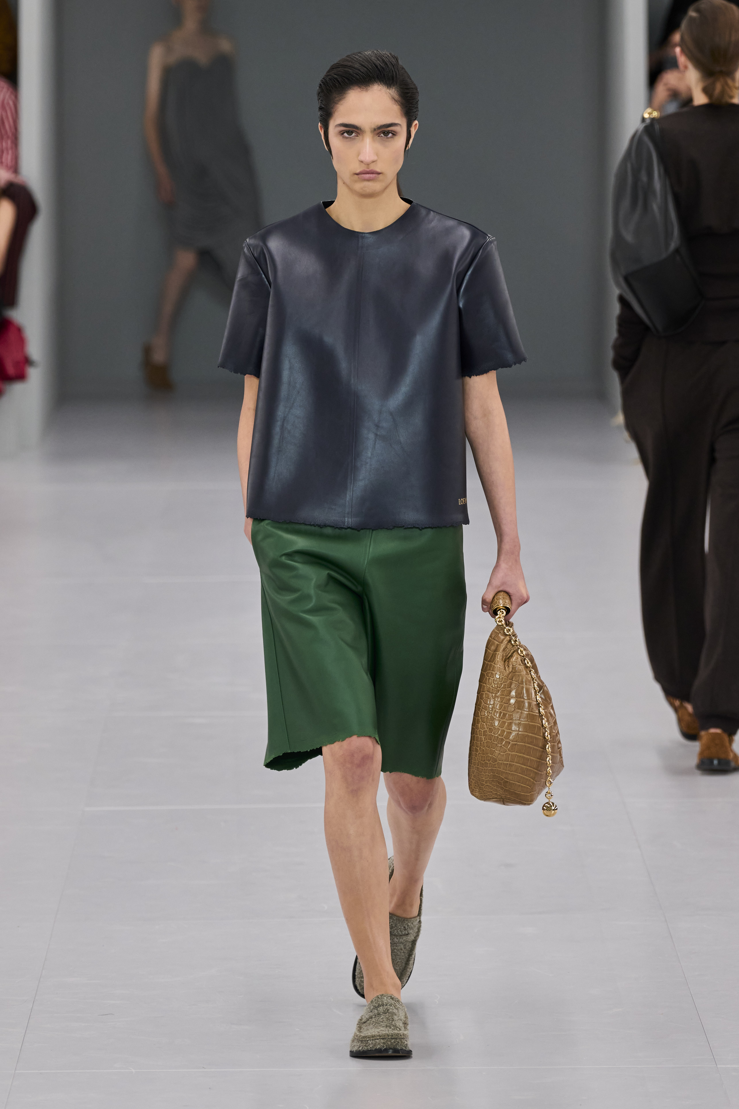 Βερμούδες: Το fashion κομμάτι της άνοιξης που θα φορέσεις με flat αλλά και με chic πέδιλα