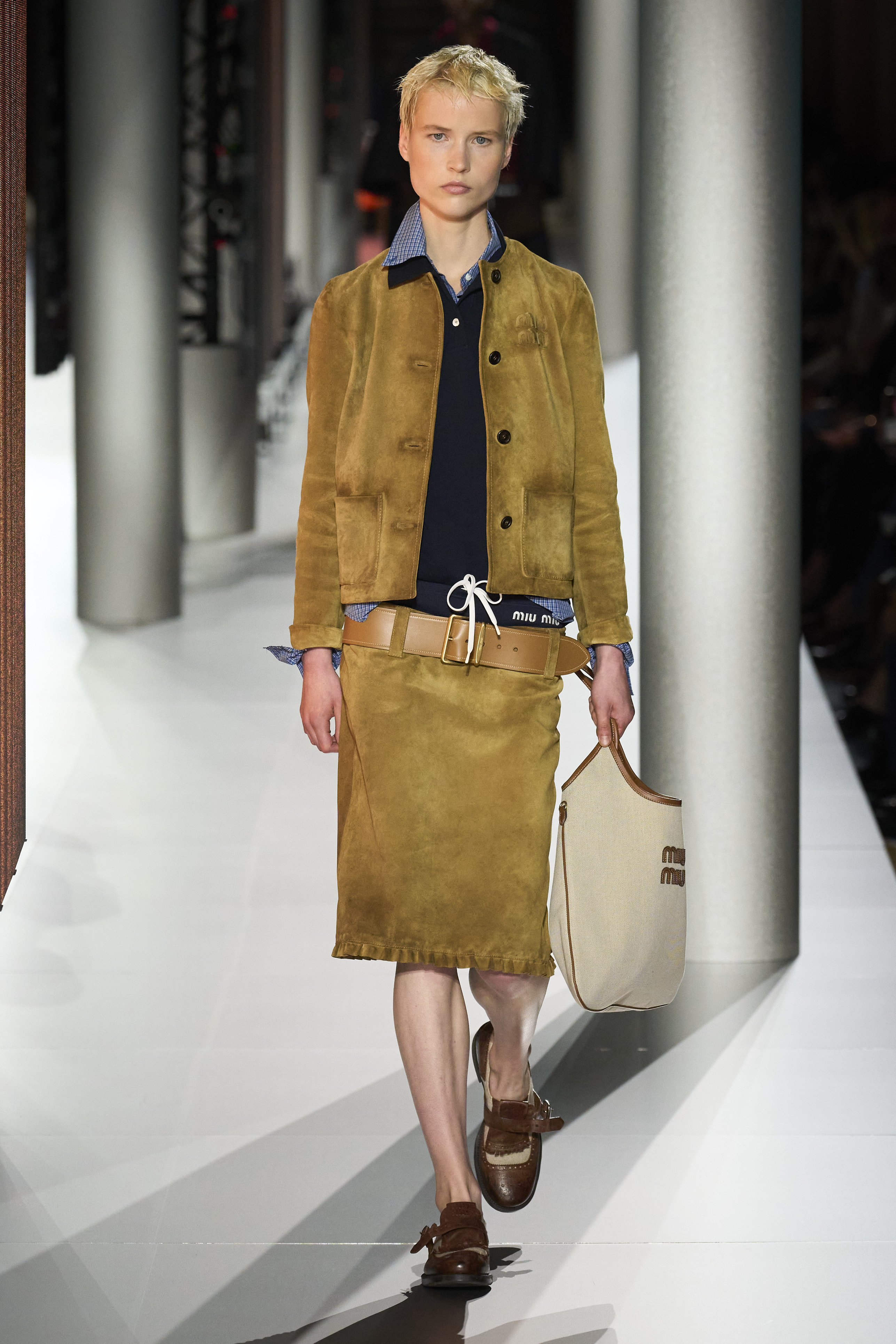 Granny look και 5 αντικείμενα για να «κλέψεις» από τη ντουλάπα της γιαγιάς σου για την cool τάση