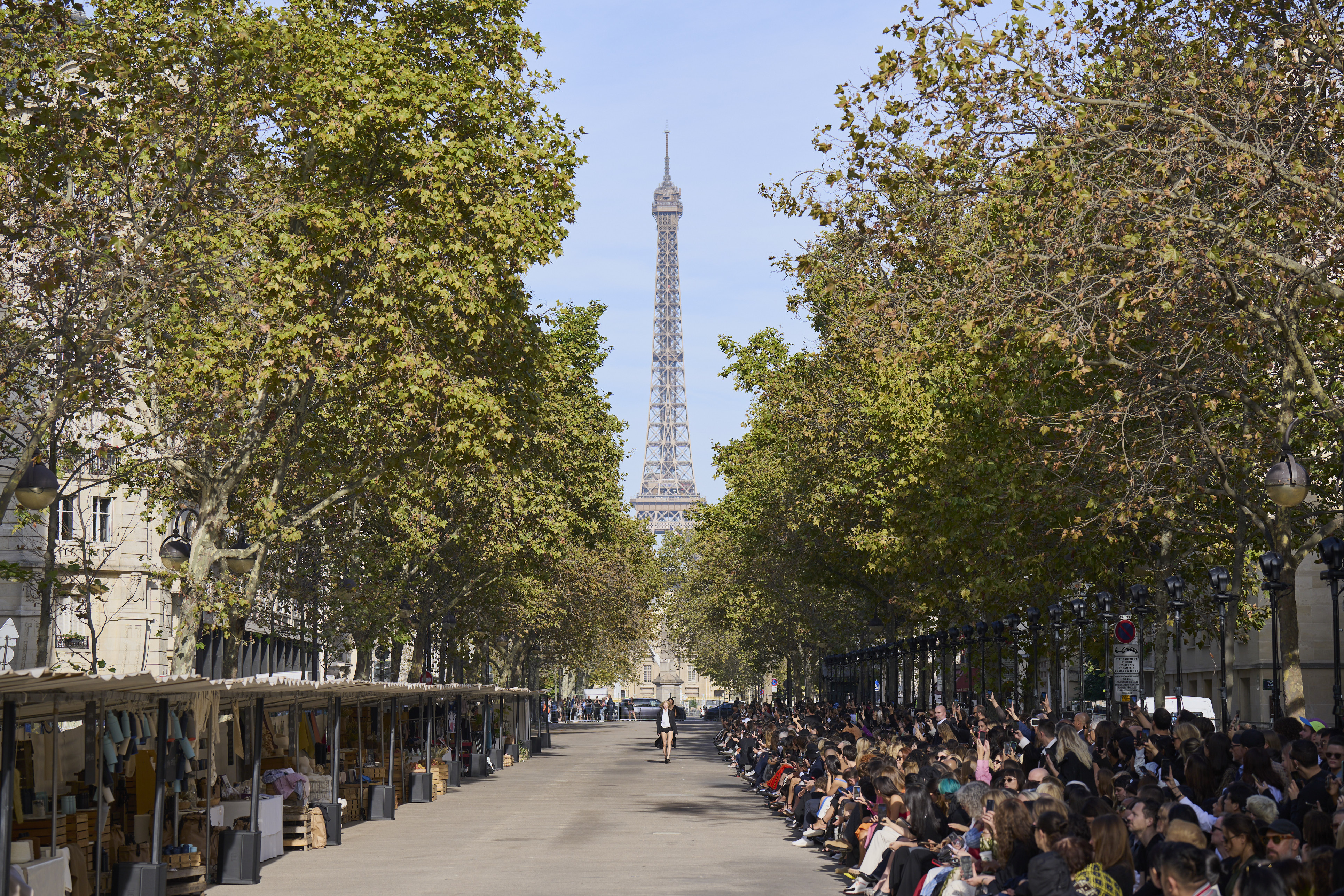Η Stella McCartney μετατρέπει μια αγορά με πάγκους στο Παρίσι σε πασαρέλα για το show SS'24