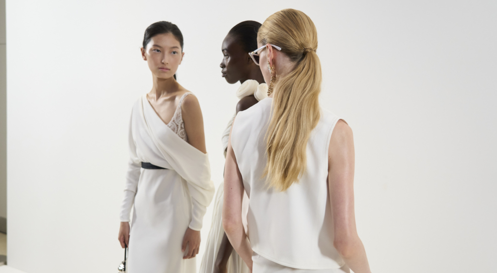 Τα χαμηλά ponytails του Paris Fashion Week θα δώσουν stylish χαρακτήρα στα μαλλιά μας την άνοιξη του '24