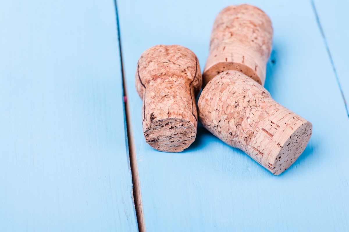  Αν πίνεις κρασί τότε αξιοποίησε τον φελλό για να γλιτώσεις τον τοίχο σου από το χτύπημα της πόρτας