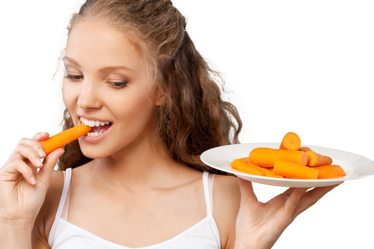 «Carrot Tan»: Το νέο beauty trend στο TikTok υπόσχεται φυσικό μαύρισμα καταναλώνοντας καρότα