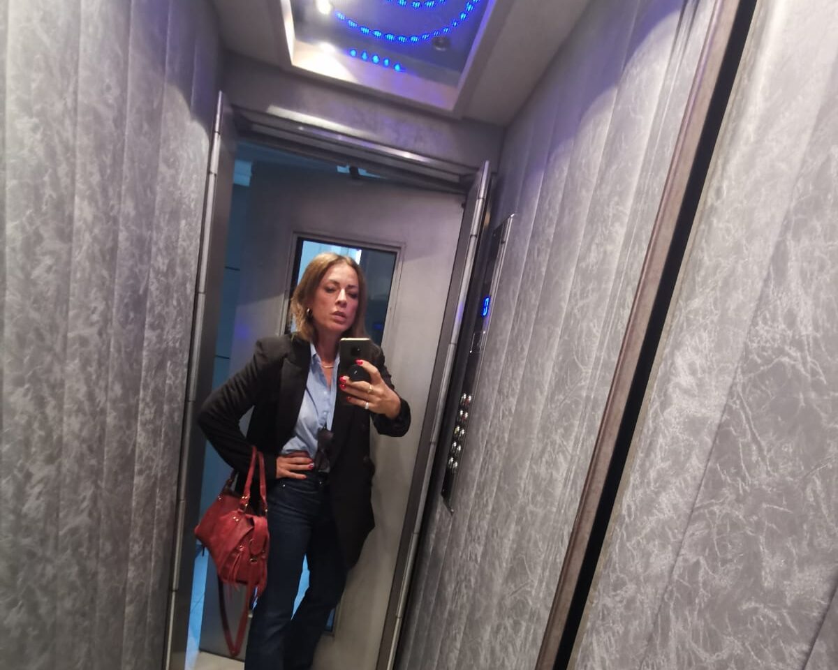 Elevator stories: Η διαχρονική αξία ενός blazer στα καθημερινά σου ντυσίματα για το γραφείο