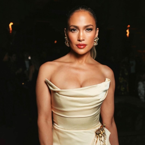 Η Jennifer Lopez υιοθετεί το πιο τολμηρό αξεσουάρ που έχουμε δει στις πασαρέλες