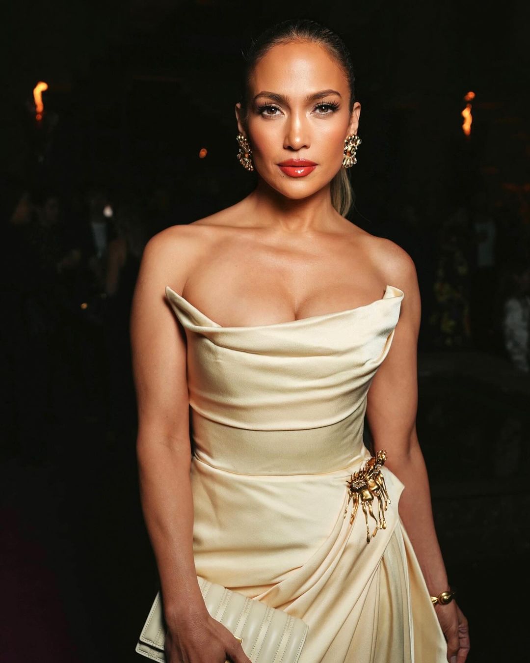 Η Jennifer Lopez υιοθετεί το πιο τολμηρό αξεσουάρ που έχουμε δει στις πασαρέλες