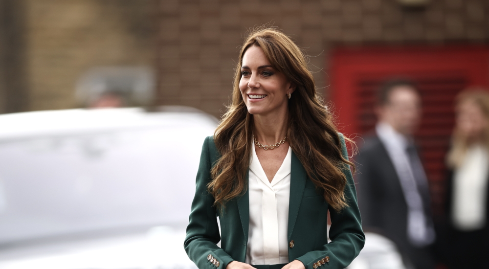 Η πριγκίπισσα Kate Middleton εγκαταλείπει τη midi φούστα για το «power dressing»