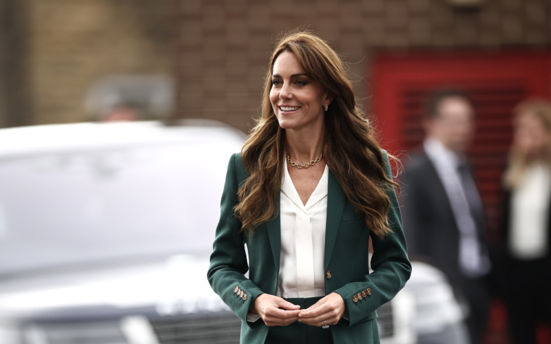 Η πριγκίπισσα Kate Middleton εγκαταλείπει τη midi φούστα για το «power dressing»