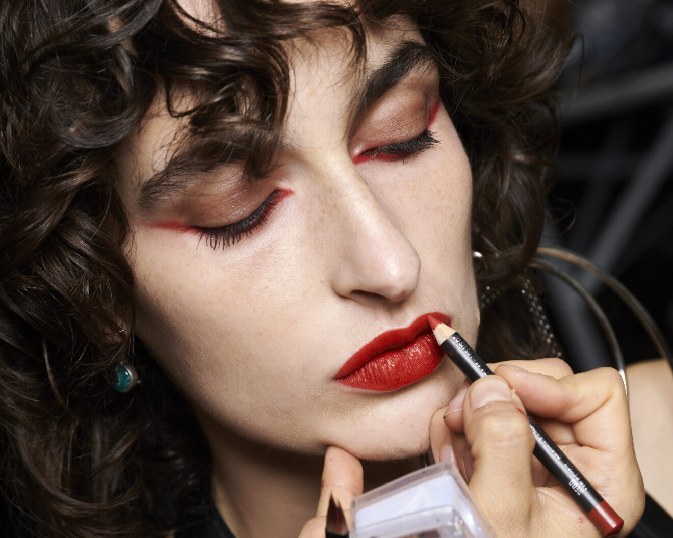 Η τάση του σκούρου κόκκινου κραγιόν αποτελεί το No1 beauty trend του φθινοπώρου