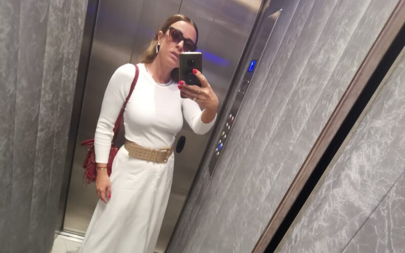Ιωάννα Σαλαμούρα λευκό outfit