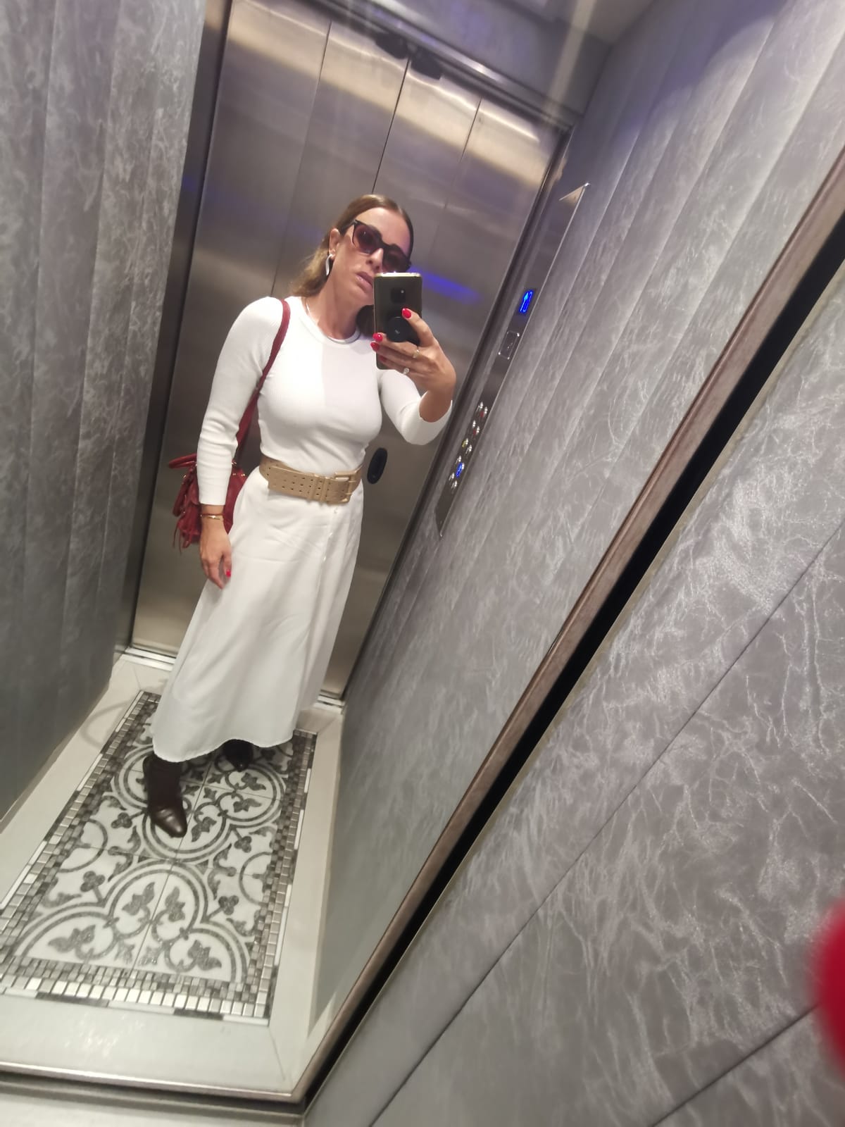 Ιωάννα Σαλαμούρα λευκό outfit