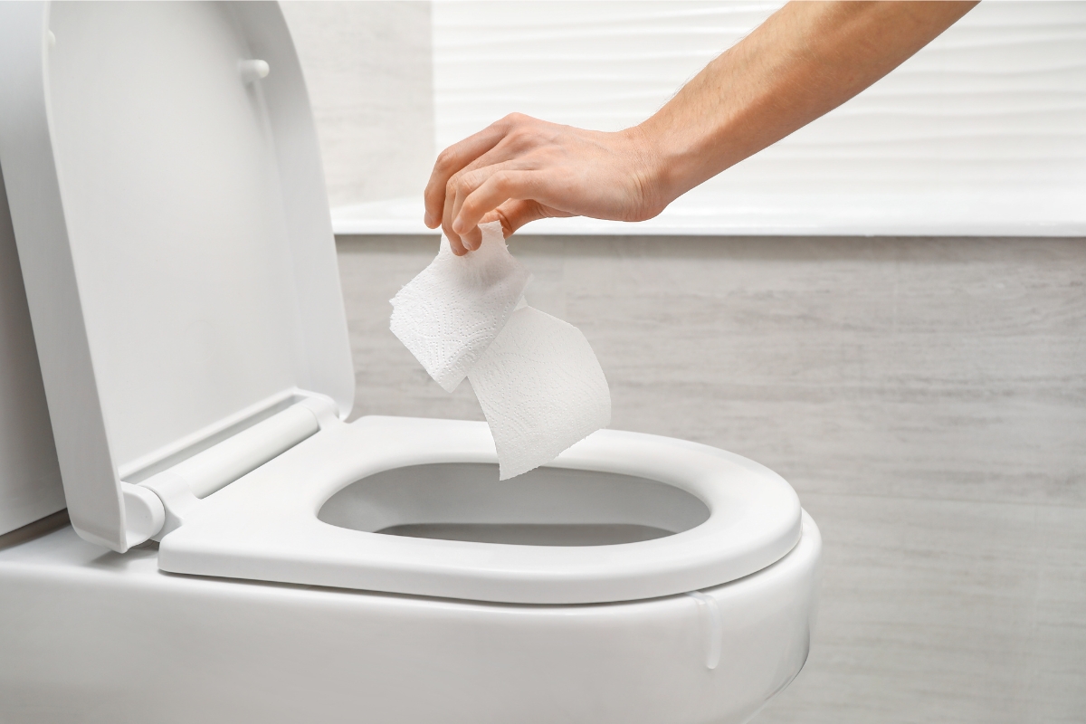 5 πράγματα που δεν πρέπει ποτέ να πετάς στη λεκάνη της τουαλέτας