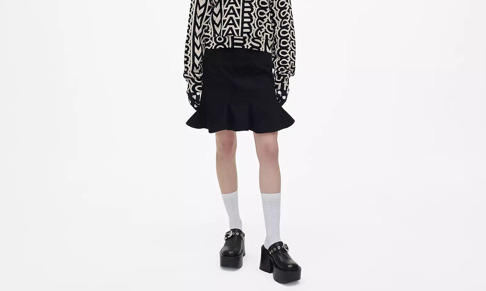 Ο Marc Jacobs αγκαλιάζει την τάση του φθινοπώρου στα clog φέρνοντας τη δική του δραματική αίσθηση