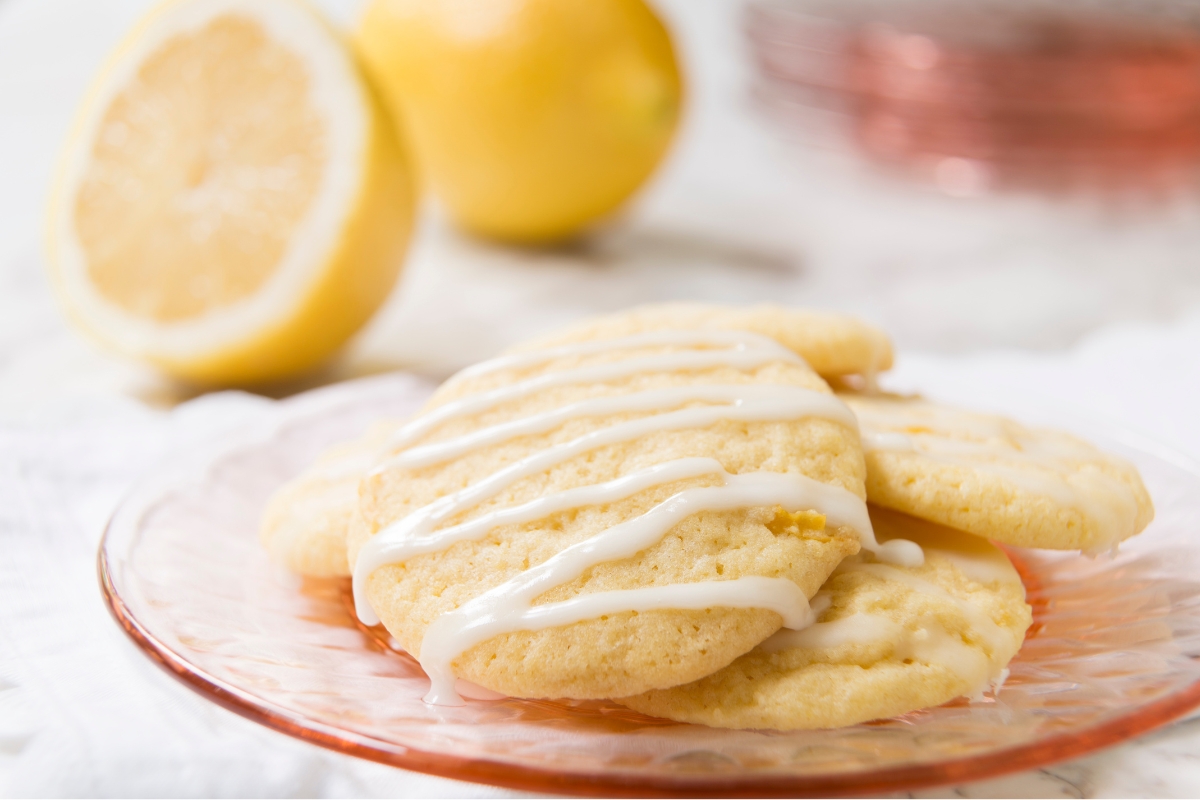 Φτιάξε εύκολα και λαχταριστά μαλακά μπισκότα λεμονιού με γλάσσο