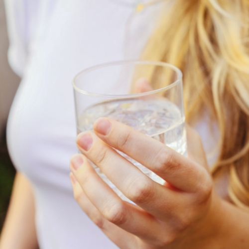 Γιατί το να πίνεις ένα ποτήρι νερό το πρωί με άδειο στομάχι σε βοηθά να παραμένεις σε φόρμα