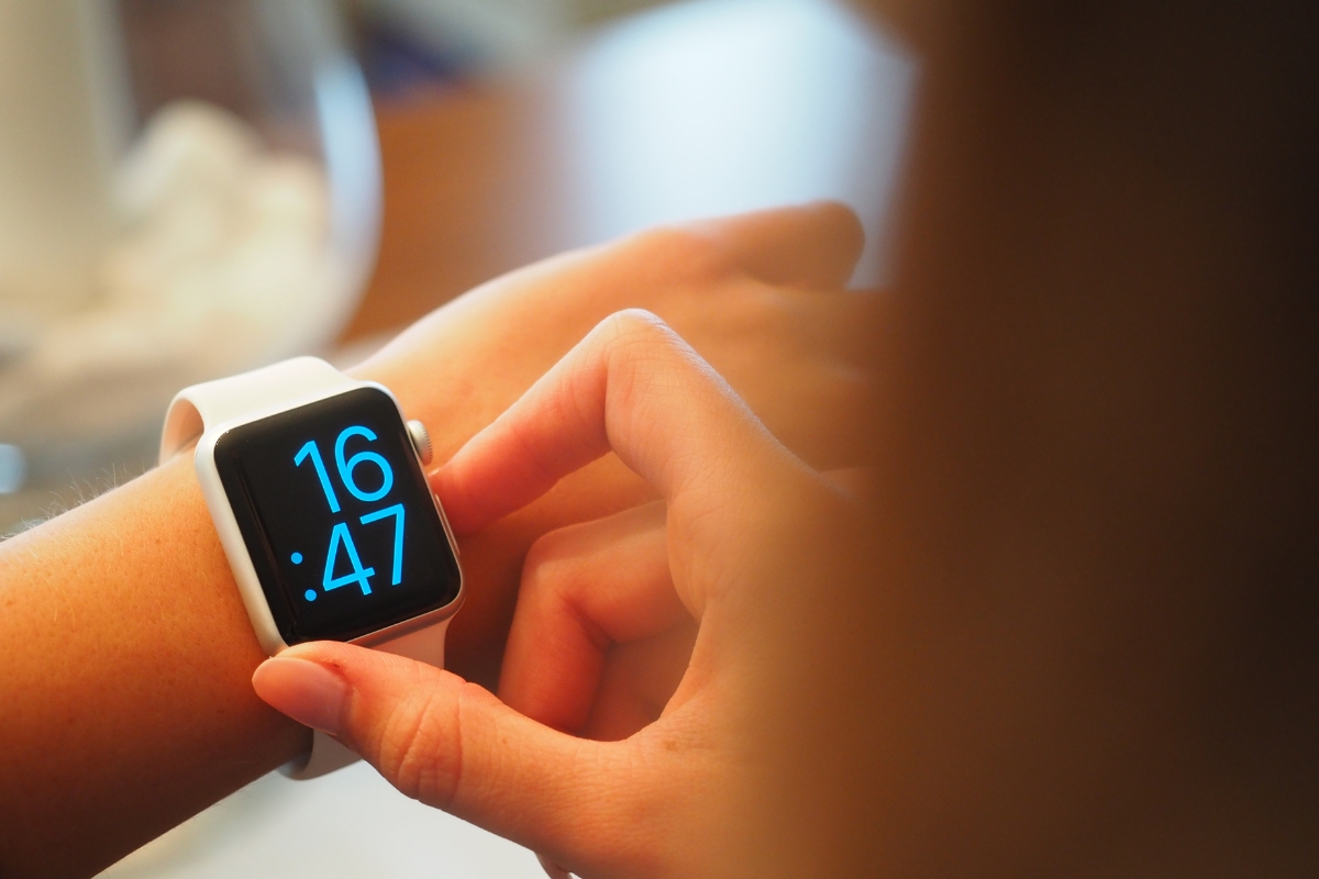 Αν καθυστερείς μόνιμα δες πώς να ρυθμίσεις το Apple Watch σου 5′ πιο μπροστά για να ξεγελαστείς