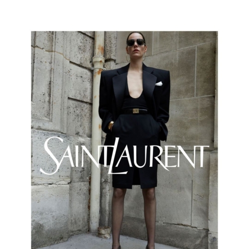 Contemporary Elegance: Ο Anthony Vaccarello αποτυπώνει την εμβληματική αισθητική του Saint Laurent