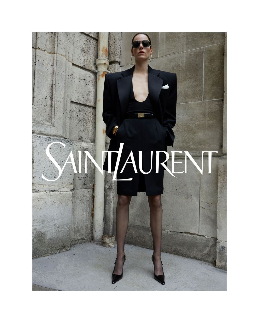 Contemporary Elegance: Ο Anthony Vaccarello αποτυπώνει την εμβληματική αισθητική του Saint Laurent 