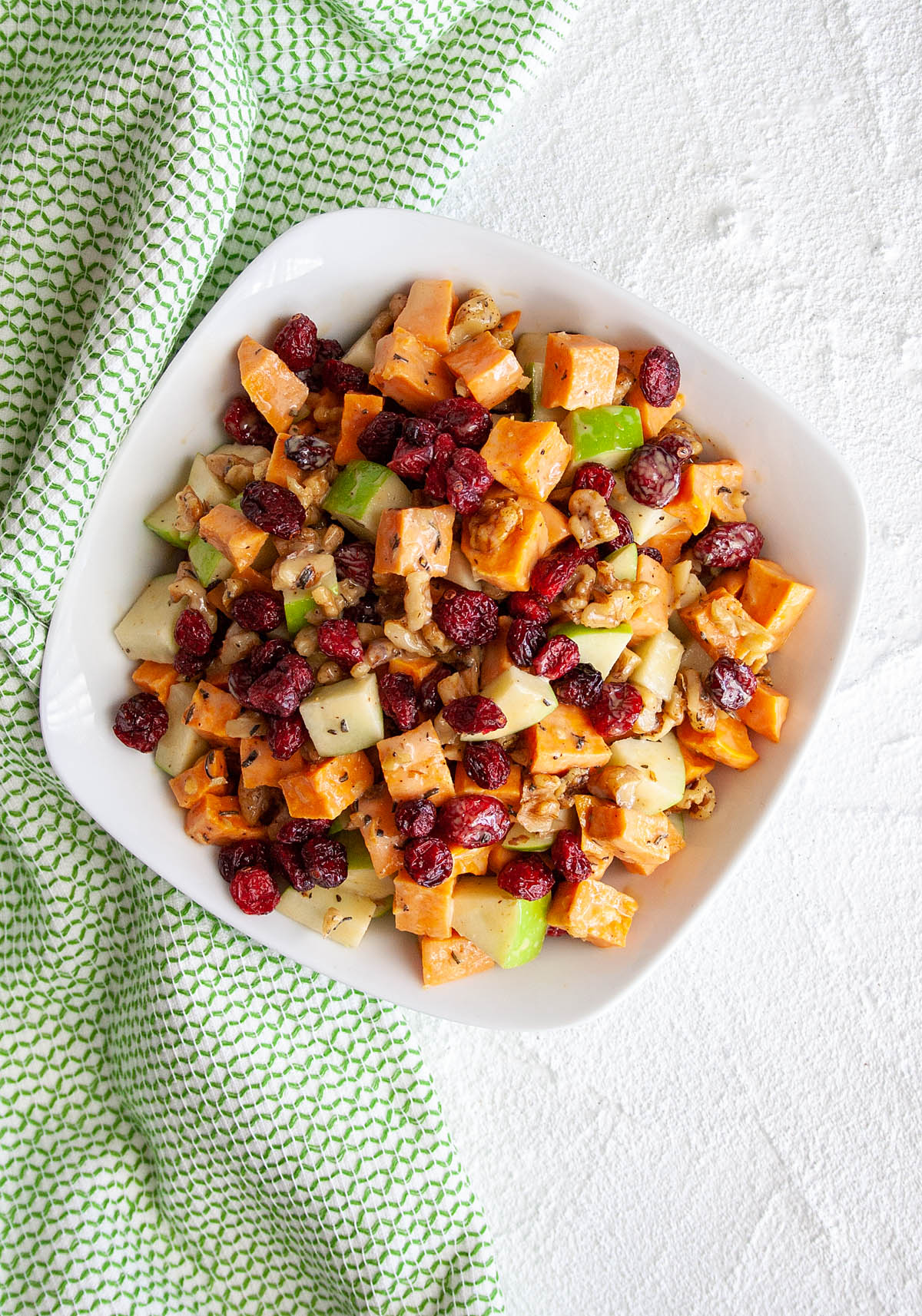 Μια vegan απολαυστική φθινοπωρινή σαλάτα με ψητή γλυκοπατάτα και μήλο