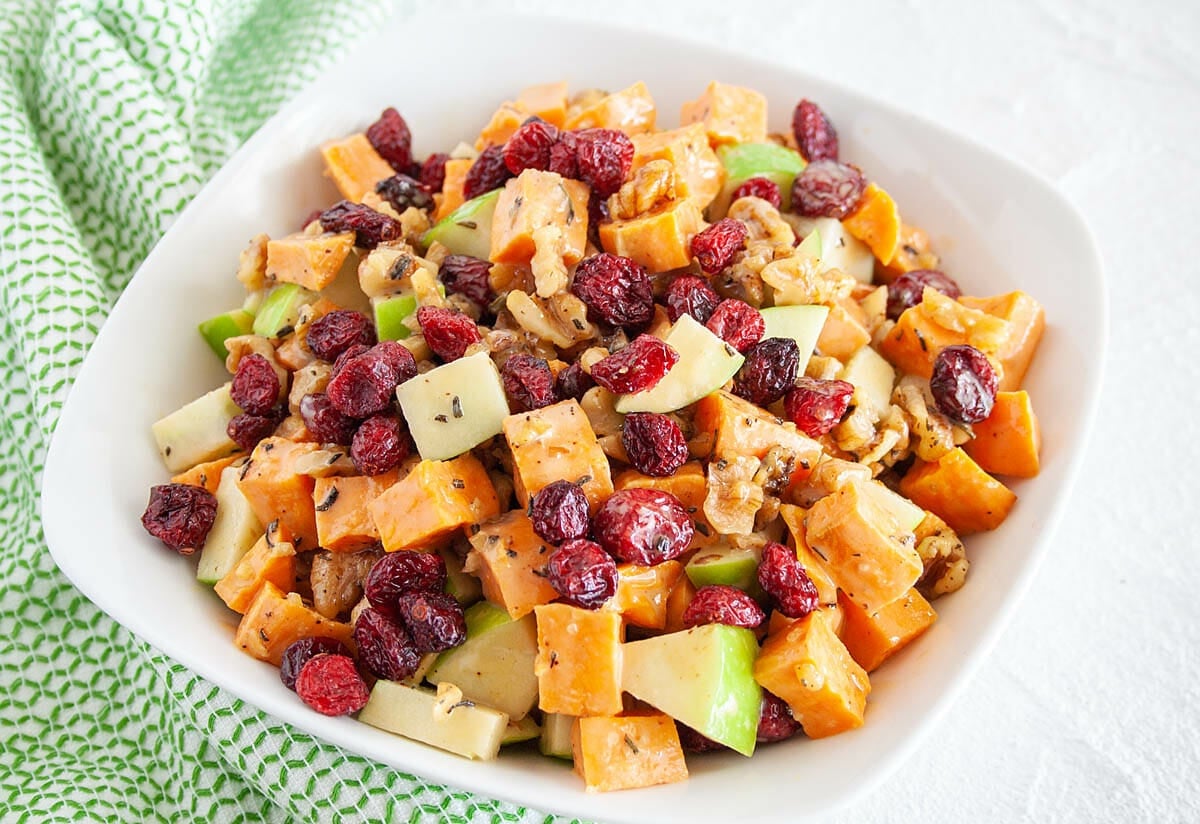 Μια vegan απολαυστική φθινοπωρινή σαλάτα με ψητή γλυκοπατάτα και μήλο