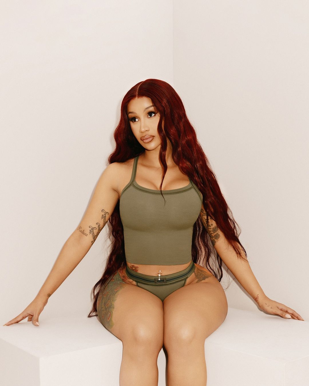 Η Cardi B πρωταγωνιστεί στη νέα καμπάνια Skims της Kim Kardashian