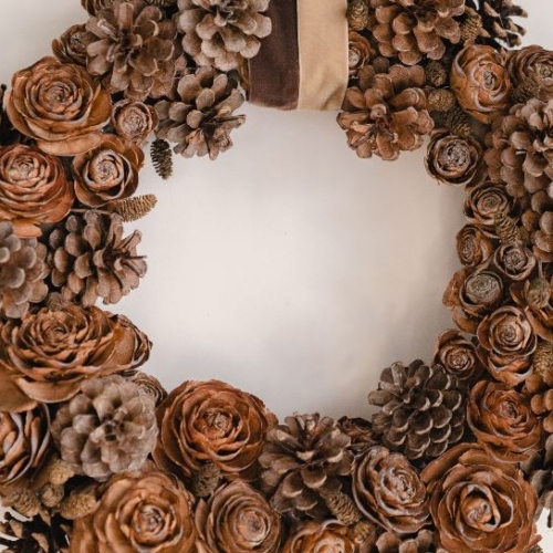Κατασκεύασε χριστουγεννάτικο στεφάνι από κουκουνάρια και τριαντάφυλλα από κέδρο