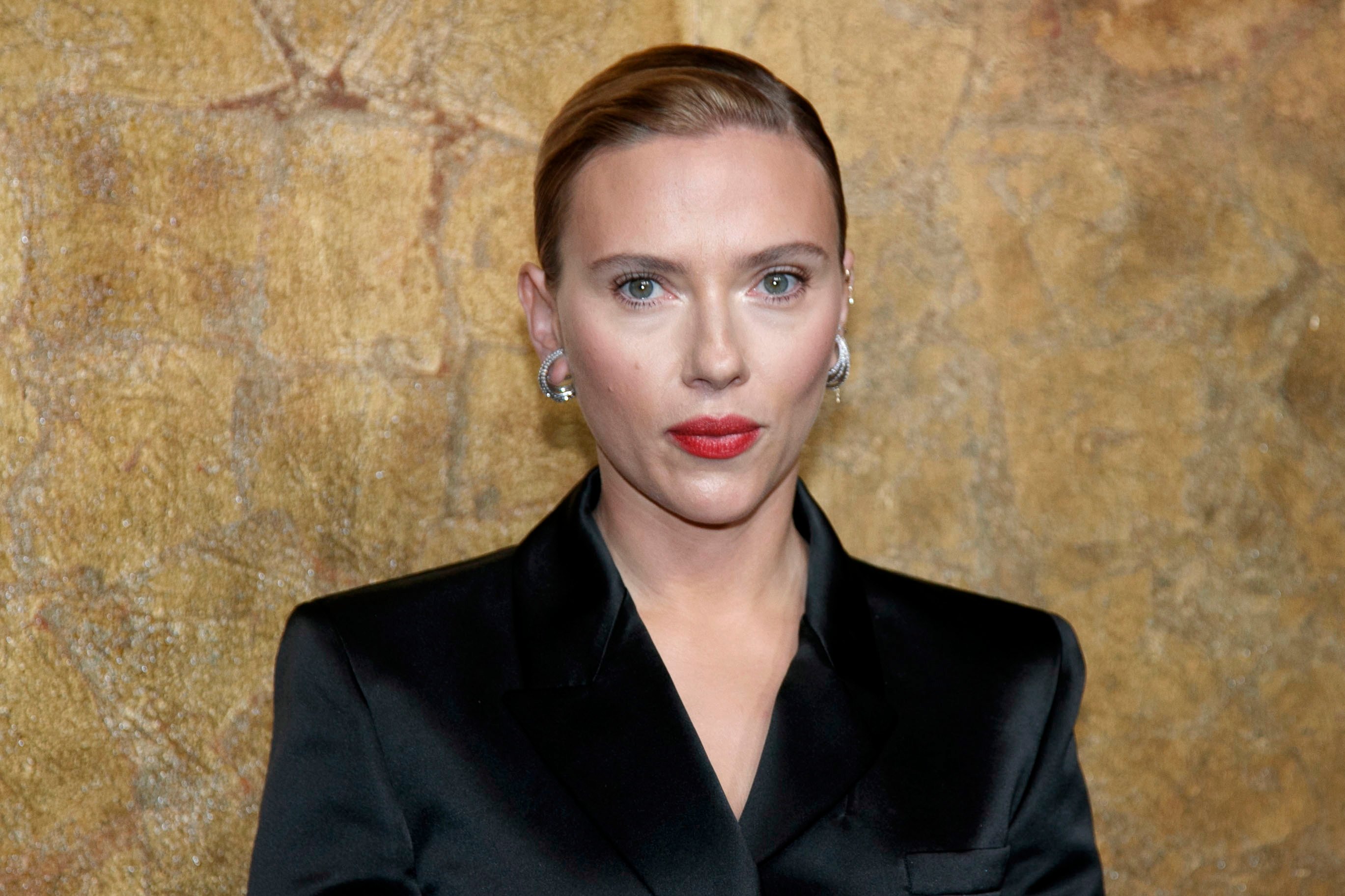 Η Scarlett Johansson μηνύει την εταιρεία που χρησιμοποίησε τη φωνή της για διαφήμιση μέσω AI